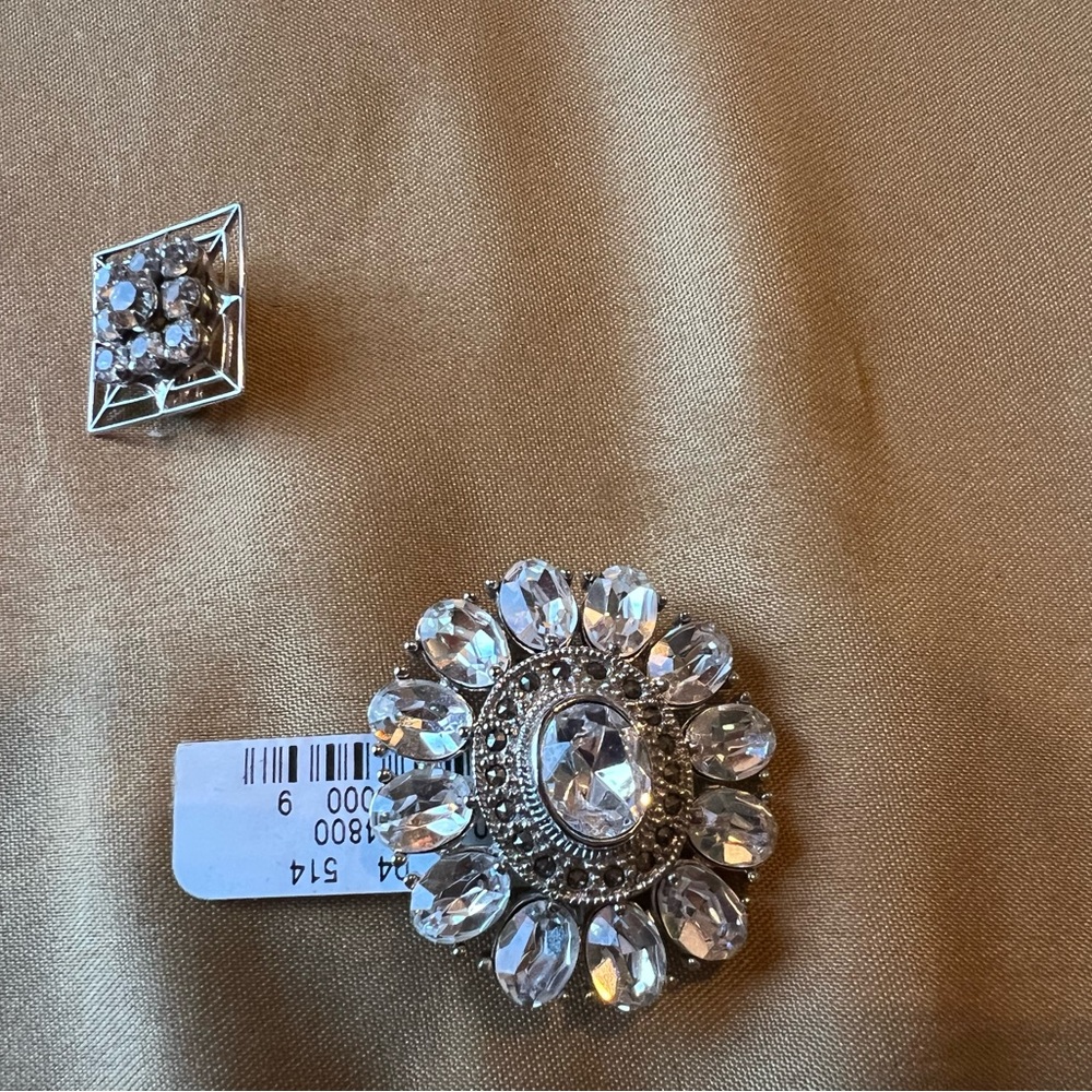 Set of 2 vintage pins.